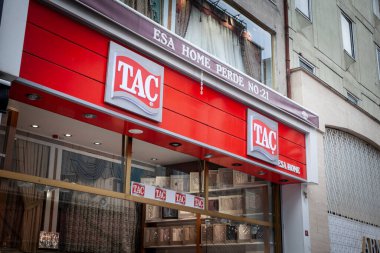 İSTANBUL, TURKEY - 22 Mayıs 2022: İstanbul 'da satışta olan Tac Tekstil' in logosu. Tac Turkey, Türk bir tekstil, çarşaf ve yatak aksesuarı üreticisi ve satıcısıdır.