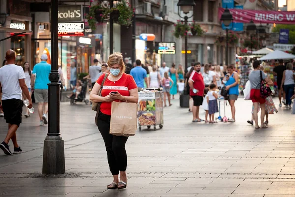 Belgrade Serbia Lipiec 2021 Selektywna Rozmycie Kobiecie Masce Twarzy Pędzi — Zdjęcie stockowe