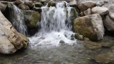 Türkiye 'de küçük bir nehir veya akarsu üzerinde taşlı küçük şelale, Kemer