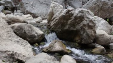 Huzurlu Şelale Doğadaki Kayaların Üzerinden Akıyor Huzurlu Nehir Sesleri