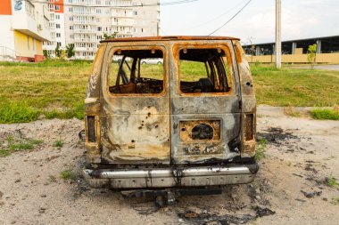 Ukrayna, Kharkiv 'deki bir savaş bölgesinde Rus füzesinden çıkan şarapnel delikleriyle yanmış, hasarlı ve tahrip edilmiş sivil araba..