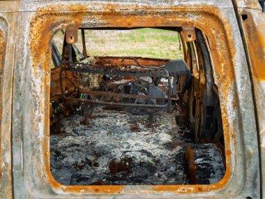 Ukrayna, Kharkiv 'deki bir savaş bölgesinde Rus füzesinden çıkan şarapnel delikleriyle yanmış, hasarlı ve tahrip edilmiş sivil araba..