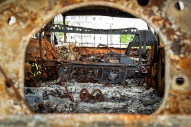 Ukrayna, Kharkiv 'deki bir savaş bölgesinde Rus füzesinden çıkan şarapnel delikleriyle yanmış, hasarlı ve tahrip edilmiş sivil araba..