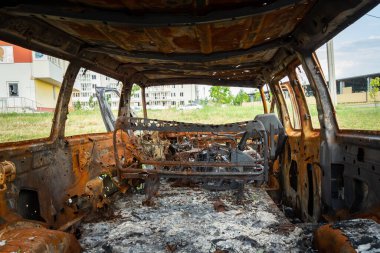 Ukrayna, Kharkiv 'deki bir savaş bölgesinde Rus füzesinden çıkan şarapnel delikleriyle yanmış, hasarlı ve tahrip edilmiş sivil araba..