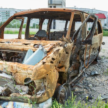Ukrayna, Kharkiv 'deki bir savaş bölgesinde Rus füzesinden çıkan şarapnel delikleriyle yanmış, hasarlı ve tahrip edilmiş sivil araba..