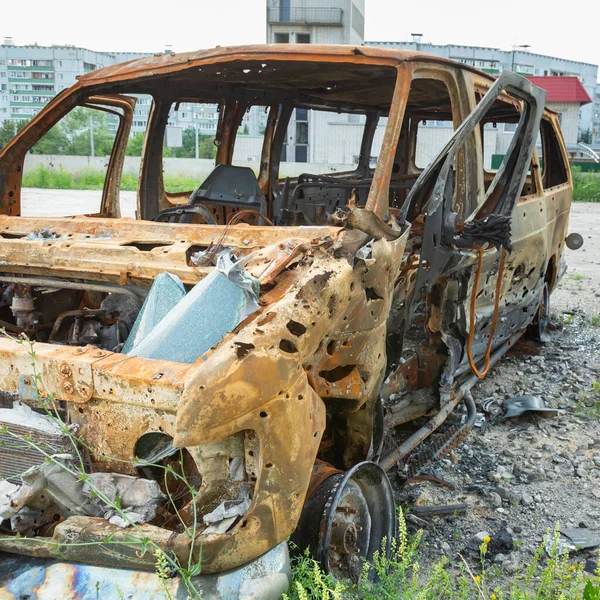 Ukrayna, Kharkiv 'deki bir savaş bölgesinde Rus füzesinden çıkan şarapnel delikleriyle yanmış, hasarlı ve tahrip edilmiş sivil araba..