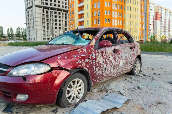 Ukrayna, Kharkiv 'deki bir savaş bölgesinde Rus füzesinden çıkan şarapnel delikleriyle yanmış, hasarlı ve tahrip edilmiş sivil araba..