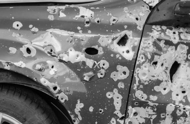 Ukrayna, Kharkiv 'deki bir savaş bölgesinde Rus füzesinden çıkan şarapnel delikleriyle yanmış, hasarlı ve tahrip edilmiş sivil araba..