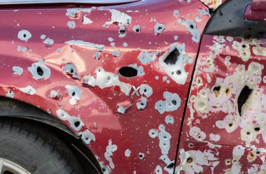 Ukrayna, Kharkiv 'deki bir savaş bölgesinde Rus füzesinden çıkan şarapnel delikleriyle yanmış, hasarlı ve tahrip edilmiş sivil araba..