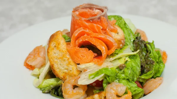 Ensalada de mariscos con hojas de lechuga y galletas — Foto de Stock