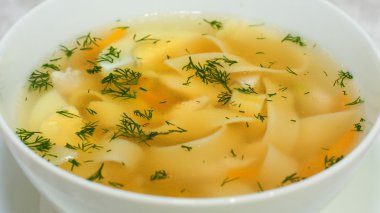 tavuk suyu ve yumurta noodles ile