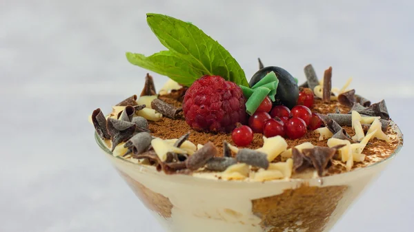 Desert-ice cream with chocolate and raspberry — Stock Photo, Image