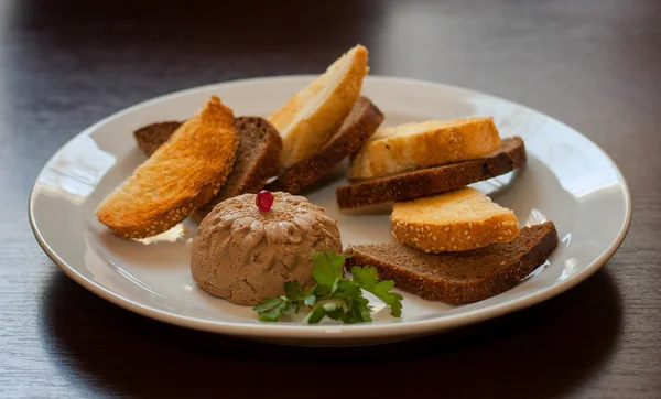 Plakken met brood op een plaat — Stockfoto