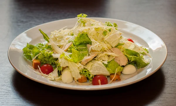 Salat aus dem Beijing Kohl mit Hühnertomaten Zwiebeln und Cracker — Stockfoto