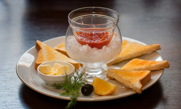 赤キャビアの氷のスライスのパンと油 — ストック写真