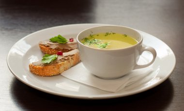 et suyu ile tost ve Yapıştır