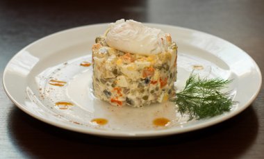 Mayonezli Olivier salatası