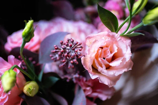 Boeket rozen en tuinen bloemen close-up op zwarte achtergrond met ondiepe scherptediepte en wazige achtergrond — Stockfoto