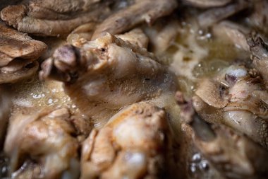 Tavuk kanatları tavada kendi suyunda pişirilir.