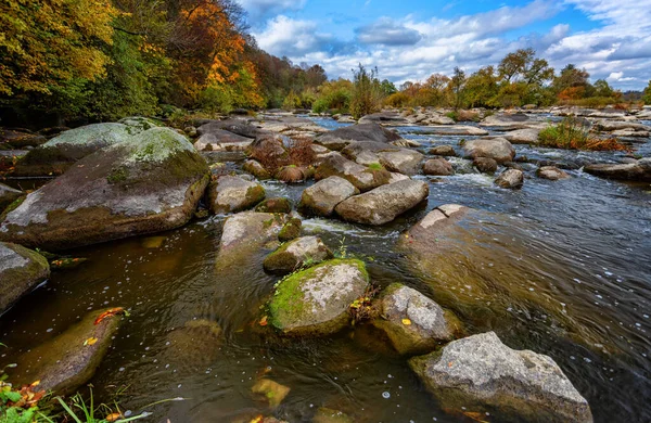 Rivière d'automne avec de belles grandes pierres, ciel bleu et arbres — Photo