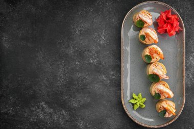 Omletli suşi, karides ve yengeç çubuğu.