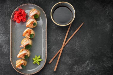 Omletli suşi, karides ve yengeç çubuğu.