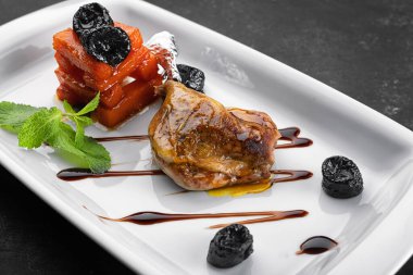 Karamelli ördek bacağı, balkabağı ve nane aromalı.