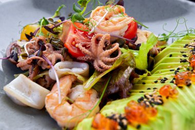 Avokadolu deniz ürünleri salatası, karides, istiridye, ahtapot.