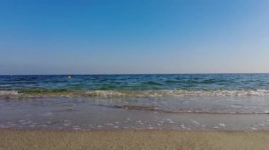 Parlak güneşli bir günde deniz sörfü ve mavi gökyüzü yavaş çekim