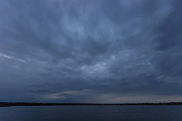 Tarde da noite no lago. Nublado e nublado — Fotografia de Stock