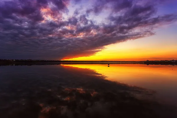 Bellissimo tramonto sul lago con nuvole e riflessi nell'acqua — Foto Stock
