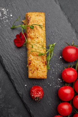 Dauphinua patates graten ve vişneli domates.