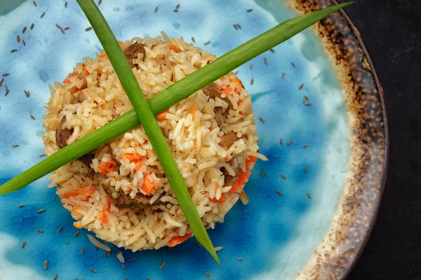 Pilaf Uzbeko Sobre Plato Azul Sobre Fondo Oscuro — Foto de Stock