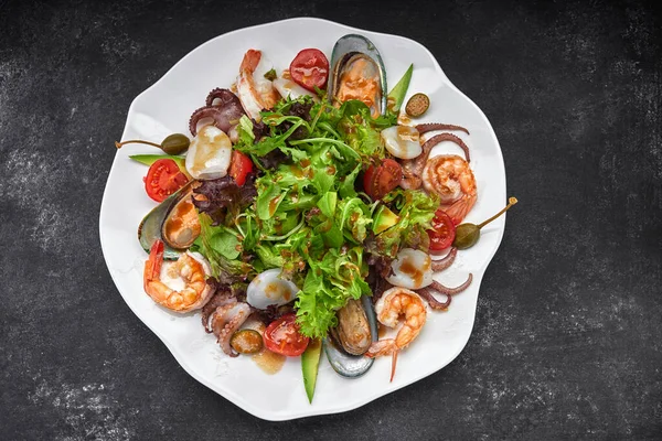 Deniz ürünleri karidesi, istiridye, ahtapot, kalamar, domates ve marul ile karıştırın.