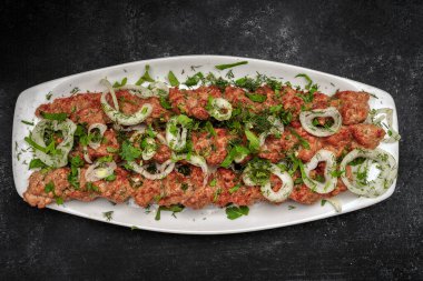 LULYA-KEBAB Bir tabakta otlar ve soğanlar