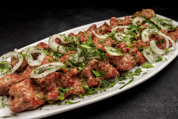 Lulya Kebab Met Kruiden Uien Een Bord — Stockfoto