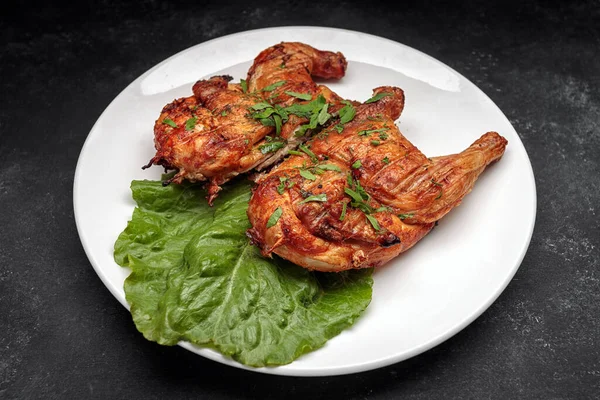 Pollo Parrilla Con Una Hoja Lechuga Plato Sobre Fondo Oscuro — Foto de Stock