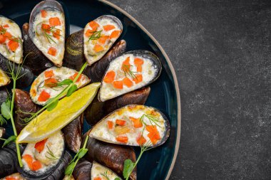 Fırında peynirli midyeler ve kırmızı balık küpleri.