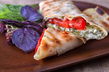 Tahtada peynir ve otlu lavaş.