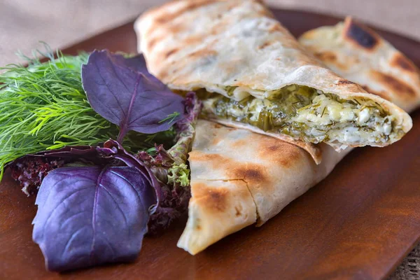 Tahtada peynir ve otlu lavaş.