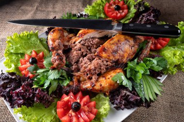 Sebze ve bitkilerle doldurulmuş ördek.