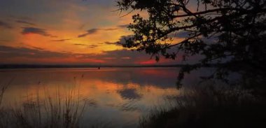 Gölün kıyısında yürü, gün batımında nehir boyunca