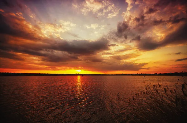 Прекрасний Тривожний Захід Сонця Над Водою Озера Або Річки Горизонтальний — стокове фото