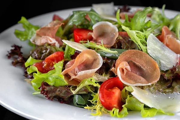 Salat Mit Trockenfleisch Schinken Kräutern Und Tomaten — Stockfoto