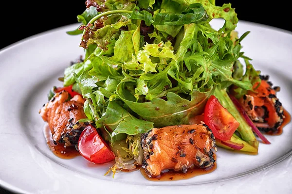 Salat Mit Rotem Fisch Kräutern Und Tomaten — Stockfoto