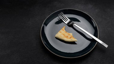 Ekmek ve çatal parçalarıyla dolu boş bir tabak.