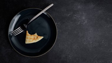 Ekmek ve çatal parçalarıyla dolu boş bir tabak.
