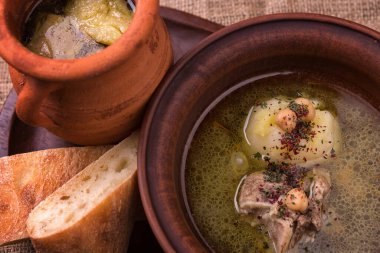 Shurpa kilden bir kasede yakın plan çekimde.