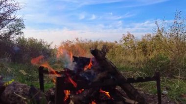 Açık havada piknikte kamp ateşini yavaş çekimde yakmak.
