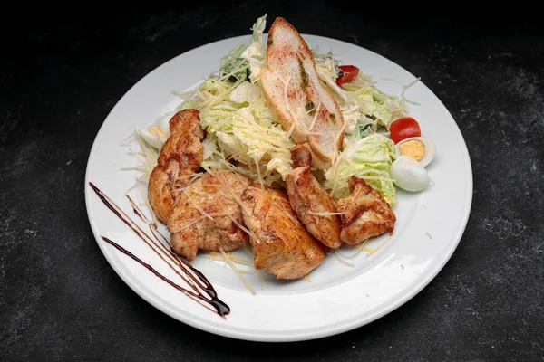 Hühnerbrust mit Salat, Eiern, auf schwarzem Hintergrund mit Platz für Text — Stockfoto